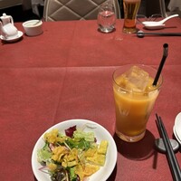 ジョーズ シャンハイ ニューヨーク 銀座店 - ピーチジュースとサラダ、ドラフトビール