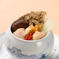 菜彩鶏と秋田のキノコの壺蒸しスープ