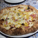 PIZZERIA SIMBIOSI - モツァレラとハムとコーンの生クリームピッツァ