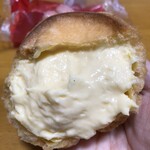 銀座コージーコーナー シャポー船橋店 - カスタードたっぷり♪真ん中の点はバニラビーンズ。