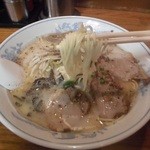 こむらさき - 麺は中太ストレート麺