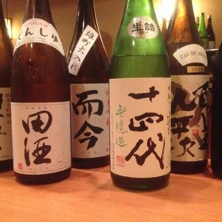 厳選された全国各地の地酒が充実◎ワイングラスで心ゆくまで満喫