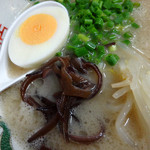 Tangaramensenta - 「チャーシュー麺」半カットのゆで玉子・キクラゲ・モヤシ・青ネギ