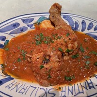骨付き鶏もも肉のトマト煮込み