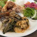 Bai toong - お惣菜もサラダも盛り盛り