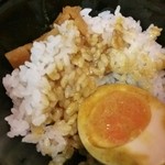 麺屋ここいち - 煮玉子もカレーも掛ける…