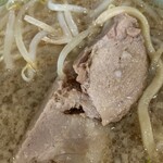 ラーメン 大 - 【普通盛】野菜の下からお肉が、このくらいのお肉がもう1枚入ってました。