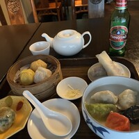 大傳梅梅 - 小籠包(柚子、豚、蟹) 水餃子(豚ニラ、牛肉、えび、梅豚、ハーブホルモン).ニラ饅頭、北京ダック