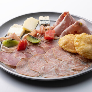 擦りたての『生ハムとサラミ』を！