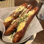 Delmonico Kitchen & Bar - パンの代わりにプレッツェル。チーズがたっぷり。これも美味しい。