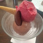 ジェラテリア テオブロマ - 赤桃&チョコレートのジェラート