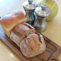 Sophie at EDITION - 2人で半分こ  食べていない山型パンが美味しかったらしい。