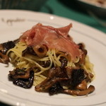 IL Giardino - パスタは、秋なので、キノコと生ハムのにしました。