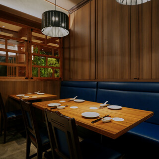 人数に合わせて使えるテーブル席。片側はベンチソファータイプのお席です。