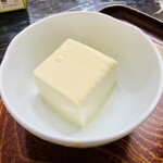 二本松バイパスドライブイン - 煮込みホルモン定食　小鉢は木綿の冷奴　ホルモンに投入して食べました