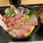魚河岸酒場 ザ・築地 - おまかせ海鮮丼 1350円（左からマダコ、ネギトロ、鯵、真鯛、鰹、鰤、サーモン）