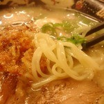 鹿児島ラーメン豚とろ - 「豚とろラーメン」の麺