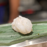 すし専門ストア かど平 - 生タコは、塩で。ライムのような柑橘を絞ってあります。