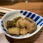 すし専門ストア かど平 - お新香は、茄子漬け。ピリッと鷹の爪が効いていて味付け抜群。自家製でしゃきっとしています。