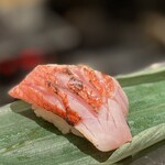 すし専門ストア かど平 - 金目鯛はあぶりでお願いしました、これも魚の身が厚い！ありがたすぎ。400円。