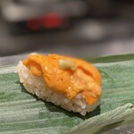 すし専門ストア かど平 - ウニ　めっちゃおいしかった。久しぶりにフレッシュなウニ。キレイっっ。ミョウバン臭くない。