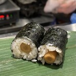 すし専門ストア かど平 - ごぼう巻き400円は4つにカットして、友達と2人で2個ずつ。これも珠玉の逸品。コリコリ食感の自家製漬けごぼうかな。大変良い箸休め。