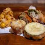 つくば食堂 花 - 2025.7 トウモロコシと玉葱の掻き揚げ｜ヤングコーン天｜ズッキーニ海老真薯挟み揚げ｜牡蠣春巻き