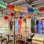 ミイ ニエン - テラス席にはアオザイがディスプレイで沢山