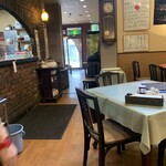 住吉飯店 - 席から入り口への景色