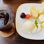 テネレの木 - 料理写真:「デザートセット 常総市名物バナナクレープ アイス添え」990円税込み♫ ドリンク付きのお値段なはずですが、レシートを見ますと「ドリンクセット」440円税込みの表示がありまする。