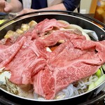 松茸屋 魚松 信楽店 - 野菜の上に肉を乗せる