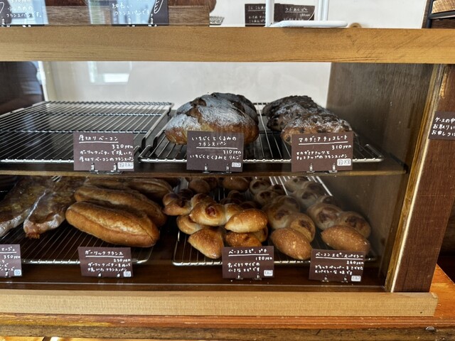 ⭐︎パン屋さん様⭐︎専用 ミニチュアのパン屋さんに並ぶパン達。 いつものチャームより