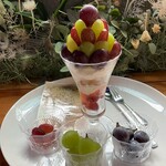 グレープショップ ココロ - 3種のブドウパフェ