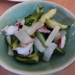 ガーデンあさひ - これも裏メニューで女将さんに囁かれた一品、タコときゅうりの酢の物、暑いところに住んでる人はやはりさっぱりした味わいのものを好むのだろうか。これも泡盛にとてもよく合った。