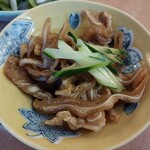 ガーデンあさひ - 豚ミミガー和え550円、食感コリコリ、ちょっと酢が効いてて泡盛のアテに最高だった。