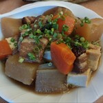 ガーデンあさひ - 炙りラフテー950円を頼んだら、女将さんが抱き込んで、人参、島豆腐も一緒に炊いていいですかって、もちろんでーす。これでも同じ値段だったのでとても得した感じ。