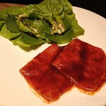 焼肉うしごろ 銀座店 - 特選サーロイン（辛ダレ・サンチュ）