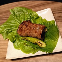 焼肉うしごろ 銀座店 - 特選サーロイン（辛ダレ・サンチュ）