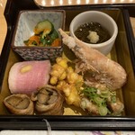 313595874 - 口取り（とうもろこしかき揚げ、もずく、胡瓜雪干しとびこ和え、伝助穴子の天麩羅、合鴨ロース煮、穴子の八幡巻き、とびあら唐揚げ）