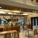 ガーデンあさひ - 店内はファミレスと居酒屋の中間的な雰囲気