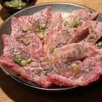 近江牛ホルモン いるもん - 先ずは近江牛のロースとカルビ