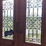 お菓子屋にこふる - 中から外を見たところ