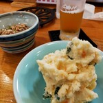 鉄なべ 荒江本店 - 奥が酢もつ　手前ポテサラ
