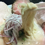 麺や厨 - タマネギのスライスと2種類のチャーシューが花火煮のように交互に置かれています