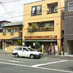 イエローベージュの建物の向かって右側が店舗です