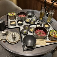 東京焼肉いのうえ 銀座店 - 蓋は店員さんが開けてくれます♩