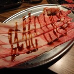 たれ焼肉・ホルモン・にくなべ たまや肉店 - 大皿8秒カルビ
