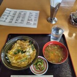 おおき食堂 - 料理写真:玉子丼（800円）＋味噌汁（250円）