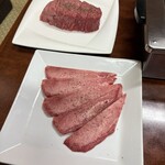 龍園 - 奥が赤身ロースステーキ、手前が上タン