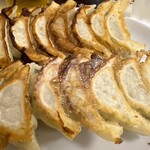 ぎょうざ専門店 赤萬 - 手作りの美味しさ。